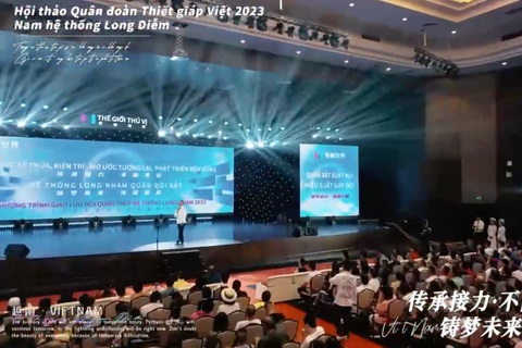 Từ ngữ ‘lạ’ tại buổi giao lưu của khách Trung Quốc do lỗi dịch thuật? - Ảnh 3. Chương trình của đoàn khách đến từ công ty trong lĩnh vực y tế tại Trung Quốc diễn ra ở khách sạn FLC Hạ Long gây xôn xao dư luận vì từ ngữ "lạ" - Ảnh: Cắt từ video