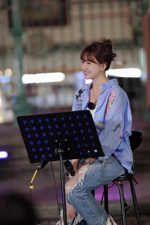 Hari Won tung bài hát mới ở Hàn Quốc - Ảnh 1. Hari Won biểu diễn ca khúc mới trong show truyền hình Hàn Quốc