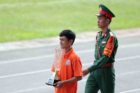 Hấp dẫn với giải bóng đá phong trào chuyên nghiệp đầu tiên của TP.HCM - Ảnh 1. Đại sứ giải đấu - VĐV tâng bóng nghệ thuật Thy Freestyle rước cúp vào sân - Ảnh: N.K.