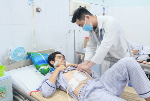Trẻ hóa người bị loét dạ dày vì stress, thức khuya, bỏ bữa - Ảnh 1. Bệnh nhân N.B.M. (16 tuổi, ngụ Bình Dương) phải cắt bán phần dưới dạ dày vì ổ loét dạ dày sâu và ăn vào mạch máu, gây chảy máu ồ ạt - Ảnh: Bệnh viện cung cấp