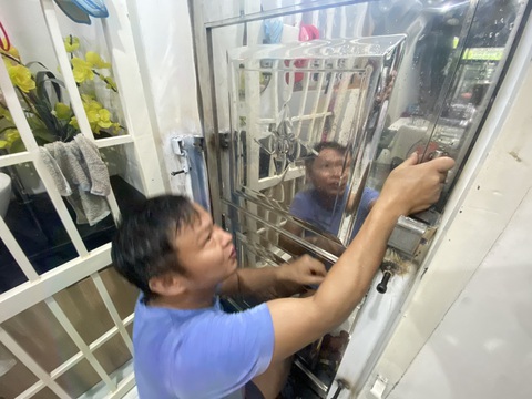 Rốn lũ Đà Nẵng hối hả dời nhà, sơ tán dân ứng phó đợt mưa lớn - Ảnh 4. Nhà của một hộ dân ở tổ 29 Hòa Khánh Nam được bít khung sắt kính toàn bộ hệ thống cửa để ngăn nước vào - Ảnh: B.D.