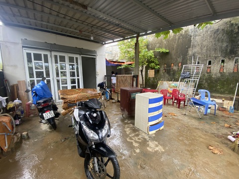 Rốn lũ Đà Nẵng hối hả dời nhà, sơ tán dân ứng phó đợt mưa lớn - Ảnh 3. Người dân ở kiệt 127 gói ghém đồ đạc chuẩn bị sơ tán sáng 12-11 - Ảnh: B.D.