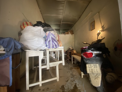 Rốn lũ Đà Nẵng hối hả dời nhà, sơ tán dân ứng phó đợt mưa lớn - Ảnh 6. Bùn non - dấu vết lũ đợt trước chưa dọn sạch thì người dân Hòa Khánh Nam, Đà Nẵng lại khốn khổ chạy đợt lụt mới - Ảnh: B.D.