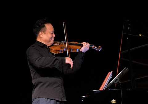 Tình yêu âm nhạc của nghệ sĩ violin Chương Vũ - Ảnh 2. Nghệ sĩ violin Chương Vũ chơi tác phẩm do nhạc sĩ Vũ Việt Anh viết tặng trong đêm song tấu cùng nghệ sĩ piano Maxime Zecchini tại TP.HCM - Ảnh: H.VY