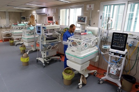 Nhân viên y tế chăm sóc trẻ sơ sinh trong lồng ấp tại bệnh viện al-Shifa - Ảnh: REUTERS Nhân viên y tế chăm sóc trẻ sơ sinh trong lồng ấp tại bệnh viện al-Shifa - Ảnh: REUTERS