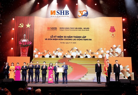 SHB đón nhận Huân chương Lao động hạng Ba- Ảnh 1. Thay mặt Đảng và Nhà nước, Chủ tịch UBND TP Hà Nội đã trao Huân chương Lao động hạng Ba cho Ngân hàng SHB - Ảnh: CTV
