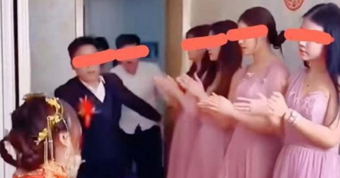Chú rể hoảng hốt trước dàn phù dâu toàn... bạn gái cũ - Ảnh 1. Chú rể hốt hoảng trước dàn bạn gái cũ "kiêm" phù dâu.