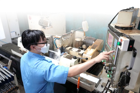 Học giỏi sao làm việc lại khó? - Ảnh 1. Sinh viên Cao đẳng Kỹ thuật Cao Thắng thực tập ở xưởng cơ khí Duy Khanh, Tân Phú, TP.HCM - Ảnh: HỮU HẠNH