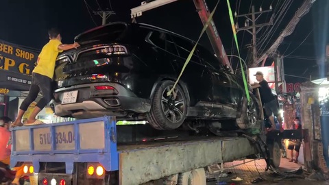 Bắt tạm giam tài xế say xỉn lái xe tông chết cô gái ở Thủ Đức - Ảnh 4. Ô tô được cẩu khỏi hiện trường - Ảnh: HOÀNG HƯỜNG