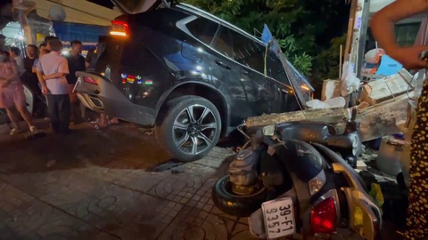 Tai nạn khiến cô gái tử vong ở Thủ Đức: Tạm giữ tài xế điều tra - Ảnh 2. Ô tô tông sập tường nhà dân mới dừng lại - Ảnh: HOÀNG HƯỜNG