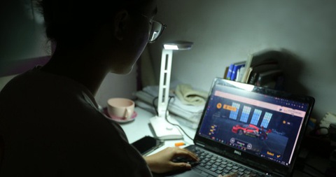 Trẻ hóa người bị loét dạ dày vì stress, thức khuya, bỏ bữa - Ảnh 3. Chọn học tập vào đêm khuya để hoàn thành deadline khiến nhiều sinh viên mệt mỏi khi phải học tiếp vào hôm sau - Ảnh: K.LINH