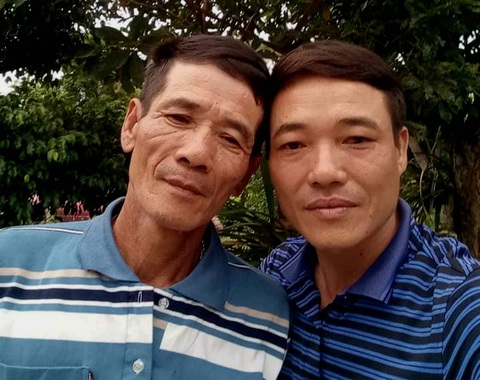 Tìm được người thân thất lạc sau gần 40 năm nhờ làm căn cước công dân - Ảnh 1. Ông Phong (bên trái) sau khi tìm được người thân tại quê nhà Quảng Bình - Ảnh: D.M.P.