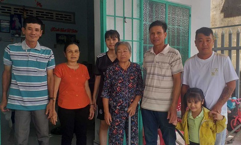 Tìm được người thân thất lạc sau gần 40 năm nhờ làm căn cước công dân - Ảnh 2. Ông Phong đã đưa vợ con trở về quê đoàn tụ cùng gia đình - Ảnh: D.M.P.