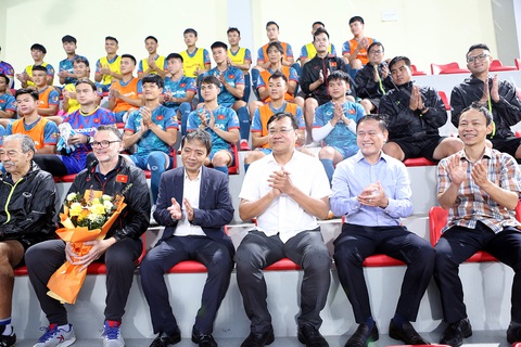Lãnh đạo Bộ Văn hóa Thể thao Du Lịch và Cục Thể dục Thể thao tới thăm, động viên toàn đội trước giờ lên đường Lãnh đạo Bộ Văn hóa - Thể thao và Du lịch và Cục Thể dục thể thao tới thăm, động viên toàn đội trước giờ lên đường