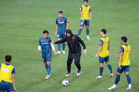 Tuyển Việt Nam đội mưa luyện công trước khi chốt danh sách - Ảnh 4. HLV Philippe Troussier vẫn kỹ lưỡng chỉnh sửa từng động tác của các cầu thủ