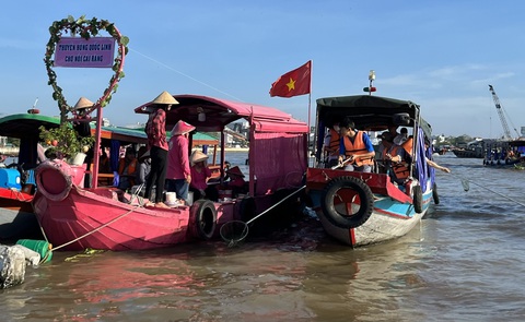 Thanh niên Cần Thơ vớt rác trên chợ nổi Cái Răng, tạo thiện cảm với du khách nước ngoài - Ảnh 2. Người dân và tiểu thương cũng quan tâm và ủng hộ việc làm ý nghĩa này - Ảnh: LAN NGỌC
