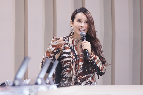 Lưu Hương Giang bắn rap 'cực cháy' tại 'Chị đẹp đạp gió 2023' - Ảnh 3. Giải thích về dòng chữ "Tự do muôn năm" trên trang phục biểu diễn, Lưu Hương Giang cho rằng sự tự do của con người chính là thứ quý giá nhất.