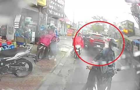 Tai nạn khiến cô gái tử vong ở Thủ Đức: Tạm giữ tài xế điều tra - Ảnh 1. Camera ghi cảnh ô tô lao qua làn đường ngược lại tông nhiều xe máy, ô tô - Ảnh: Cắt từ video