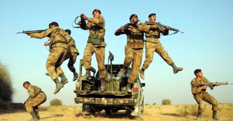 Quân đội Pakistan- Ảnh: PAKISTAN ARMY Quân đội Pakistan tập luyện - Ảnh: PAKISTAN ARMY