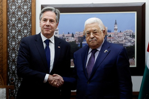 Ngoại trưởng Mỹ Antony Blinken gặp Tổng thống Palestine Mahmoud Abbas ở Bờ Tây ngày 5-11 - Ảnh: REUTERS Ngoại trưởng Mỹ Antony Blinken gặp Tổng thống Palestine Mahmoud Abbas ở Bờ Tây ngày 5-11 - Ảnh: REUTERS
