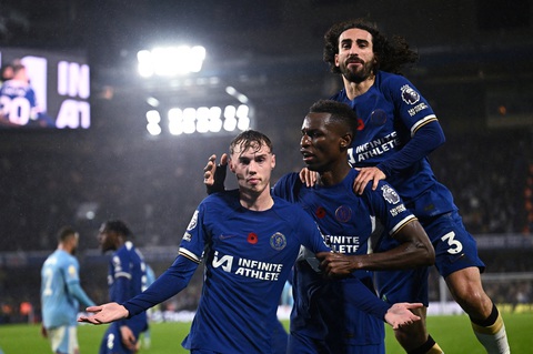 Chelsea và Man City hòa nhau trong trận cầu có 8 bàn thắng - Ảnh 3. Niềm vui của các cầu thủ Chelsea sau khi ghi bàn thắng vào lưới Man City - Ảnh: REUTERS