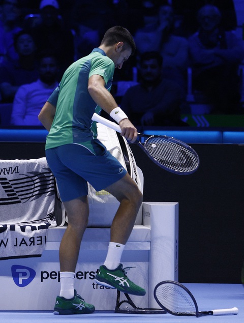 Djokovic đập gãy 2 cây vợt trong thắng Rune - Ảnh 1. Djokovic đập gãy 2 cây vợt trong trận thắng Rune - Ảnh: REUTERS