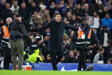 HLV Pochettino xin lỗi Guardiola vì không bắt tay - Ảnh 1. HLV Pochettino tỏ ra tức giận với trọng tài - Ảnh: Getty