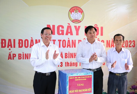 Chủ tịch Phan Văn Mãi: Dự kiến trình HĐND TP.HCM dự án cầu Cần Giờ trong tháng sau - Ảnh 1. Chủ tịch UBND TP.HCM Phan Văn Mãi trao quà của Thành ủy - HĐND - UBND - Ủy ban MTTQ Việt Nam TP.HCM cho xã Bình Khánh - Ảnh: THẢO LÊ