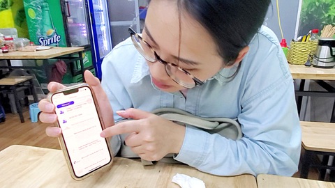 Cử nhân lao đao tìm việc - Kỳ1: 'Kiếp nạn' rải đơn xin việc không có hồi âm - Ảnh 1. Nguyễn Hải Yến đi đâu cũng kè kè chiếc laptop, điện thoại để tìm kiếm việc