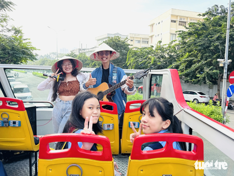Học sinh TP.HCM hào hứng học giáo dục địa phương trên xe buýt 2 tầng - Ảnh 5. Nghệ sĩ phục vụ trên suốt hành trình - Ảnh: M.G.