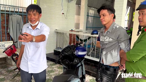 Bắt nghi phạm đột nhập nhà dân trộm tài sản trị giá khoảng 600 triệu đồng - Ảnh 1. Nguyễn Hoàng Phục bị cảnh sát bắt giữ - Ảnh: NGỌC TRINH