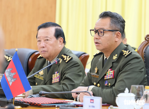 Đại tướng Phan Văn Giang hội đàm với Bộ trưởng Bộ Quốc phòng Campuchia - Ảnh 3. Đại tướng Tea Seiha (phải) - phó thủ tướng, bộ trưởng Bộ Quốc phòng Campuchia - tại hội đàm - Ảnh: HÀ THANH