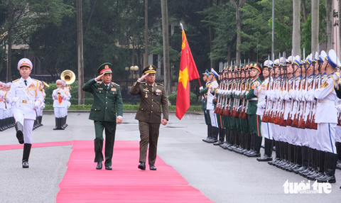 Đại tướng Phan Văn Giang hội đàm với Bộ trưởng Bộ Quốc phòng Campuchia - Ảnh 4. Đại tướng Phan Văn Giang và đại tướng Tea Seiha duyệt đội danh dự Quân đội nhân dân Việt Nam - Ảnh: HÀ THANH