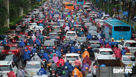 Người Hà Nội co ro trong gió lạnh đầu mùa - Ảnh 1. "Combo" mưa rét xảy ra vào thời điểm đầu giờ sáng khiến đường phố Hà Nội ùn tắc - Ảnh: QUANG VIỄN