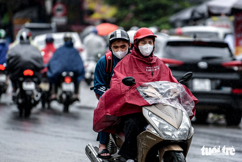 Người Hà Nội co ro trong gió lạnh đầu mùa - Ảnh 5. Người dân co ro trong mưa lạnh - Ảnh: NAM TRẦN