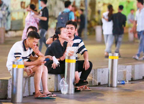 Ý thức lùn, làm sao đòi văn hóa ứng xử cao! - Ảnh 1. Câu chuyện xả rác bừa bãi đang có ở khắp nơi, nhiều không gian công cộng chứ không chỉ ở phố đi bộ Nguyễn Huệ - Ảnh: PHƯƠNG QUYÊN