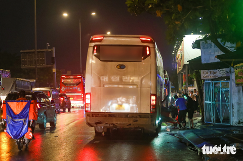 Sở GTVT TP.HCM yêu cầu các đơn vị vận tải ngăn tai nạn ngay từ thiết bị giám sát hành trình - Ảnh 1. "Xe dù" tấp vào lề đón khách ở ngã tư Tân Thới Hiệp (quận 12, TP.HCM) bất chấp đường lúc này đang rất đông. Ghi nhận tối 23-10 - Ảnh: CHÂU TUẤN