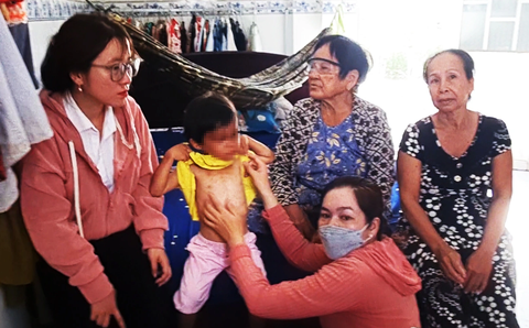 Bắt giam cha nuôi bạo hành con gái 4 tuổi ở Cà Mau - Ảnh 1. Bé T. bị cha nuôi hành hạ nhiều lần với nhiều vết thương trên cơ thể - Ảnh: THANH HUYỀN