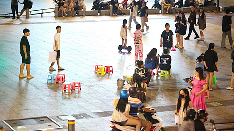 Đến phố đi bộ đâu phải để ăn? - Ảnh 1. Tình trạng hàng rong nhếch nhác, đậu xe dưới lòng đường ở phố đi bộ Nguyễn Huệ, TP.HCM (ảnh chụp tối 11-11) - Ảnh: PHƯƠNG QUYÊN