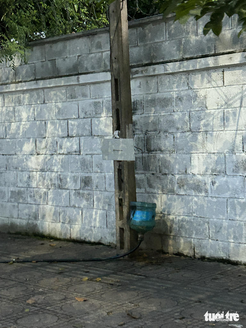 "Sáng tạo" của ai đó với việc cắt đôi thùng nước - nối ổng xả nước tiểu xuống cống - Ảnh: MỸ LÝ "Sáng tạo" của ai đó với việc cắt đôi thùng nước - nối ống để xả nước tiểu xuống cống - Ảnh: MỸ LÝ