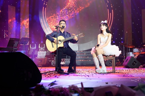 Bằng Kiều đón sinh nhật con gái và song ca cùng ca sĩ nhí Izara Thiên Nga. - Ảnh 3. Bằng Kiều đệm đàn cho con gái nuôi hát