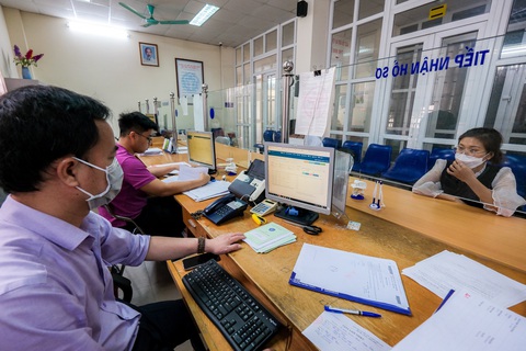 Người lao động thực hiện thủ tục tại Bảo hiểm xã hội quận Hoàng Mai, Hà Nội - Ảnh: NAM TRẦN Người lao động thực hiện thủ tục tại Bảo hiểm xã hội quận Hoàng Mai, Hà Nội - Ảnh: NAM TRẦN