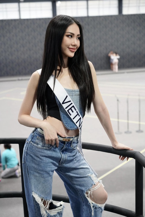 Trình ngôn ngữ của Bùi Quỳnh Hoa thi Miss Universe gây tranh cãi - Ảnh 3. Bùi Quỳnh Hoa ghi điểm với gu thời trang năng động, thời thượng