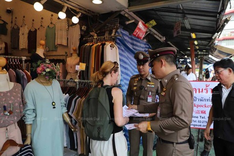 Cảnh sát Thái Lan phát tờ rơi cảnh báo an toàn cho du khách ở Bangkok - Ảnh: Bangkok Post Cảnh sát Thái Lan phát tờ rơi cảnh báo an toàn cho du khách ở Bangkok - Ảnh: Bangkok Post