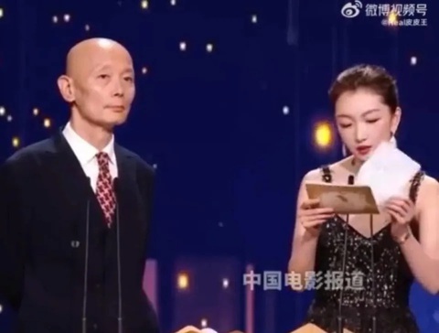 Châu Đông Vũ nhận gạch đá vì 'trả treo' với đàn anh trên sân khấu - Ảnh 2. "Ảnh hậu" trẻ nhất Trung Quốc đọc lời giao lưu với người bạn đồng hành thay vì nói chuyện bình thường