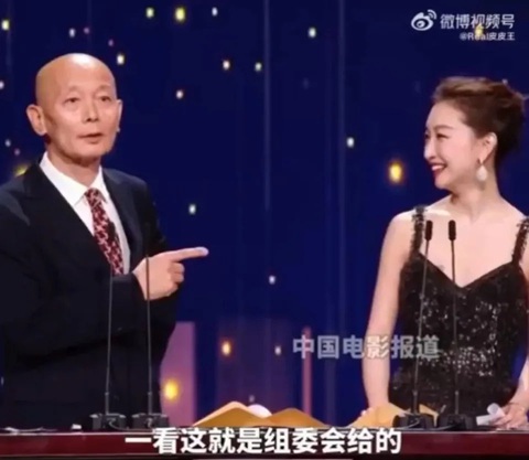 Châu Đông Vũ nhận gạch đá vì 'trả treo' với đàn anh trên sân khấu - Ảnh 3. Văn hóa ứng xử của Châu Đông Vũ nhận âm điểm từ cư dân mạng
