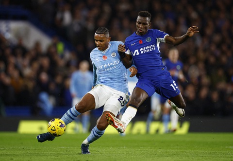 Mùa giải còn gì với Chelsea?- Ảnh 2. Chelsea (bìa phải) gần như không còn mục tiêu ở mùa giải này - Ảnh: REUTERS