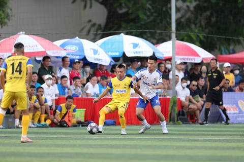Chờ đợi gì ở Vòng chung kết Giải vô địch bóng đá công nhân toàn quốc 2023? - Ảnh 4. Công đoàn Nghệ An (áo vàng) là một trong những đội chơi tấn công đẹp mắt nhất giải - Ảnh: HOÀNG TÙNG