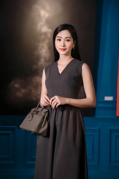 Hoa hậu Đặng Thu Thảo lộ bí quyết luôn có hình xinh lung linh - Ảnh 1. Đặng Thu Thảo khoe ảnh sang chảnh với túi hiệu đắt giá