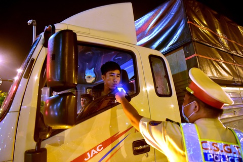 Khó thực thi việc cấm tuyệt đối tài xế có nồng độ cồn - Ảnh 1. CSGT Cát Lái đo nồng độ cồn các lái xe trên đường song hành góc Mai Chí Thọ, TP Thủ Đức, TP.HCM - Ảnh: T.T.D.
